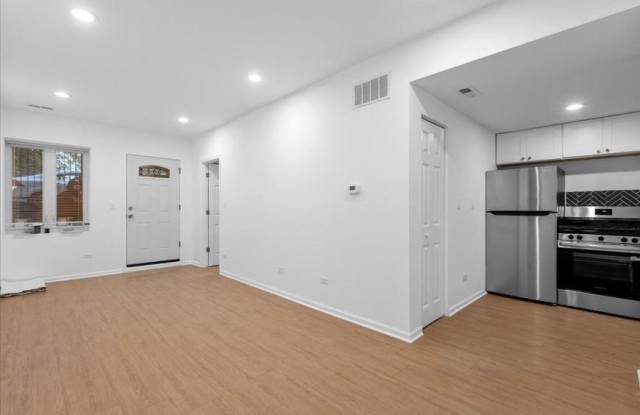 Photo of 1313 W Chicago Avenue