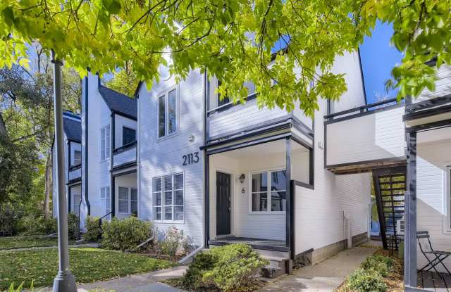 Downtown 2 BDR / 2BA - Walk to Everything