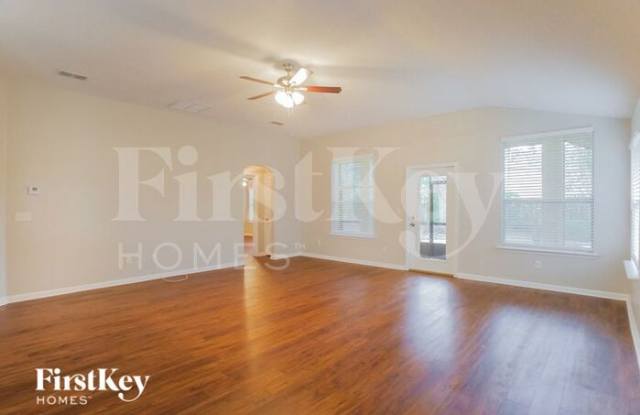 1209 Splendid Ravine Street