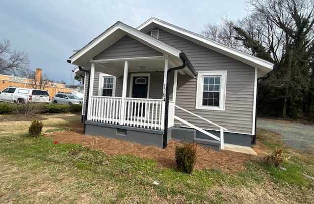 READY TO MOVE IN! 2 Beds 1 Baths!