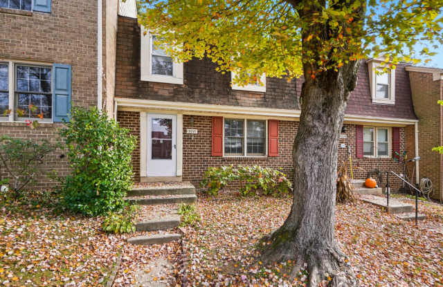 SPACIOUS 3 BEDROOM TOWNHOME FEATURING, 2 FULL BATH 1 HALF BATH IS AVAILABLE NOW IN THE DESIRABLE MIDDLEBRIDGE COMMUNITY