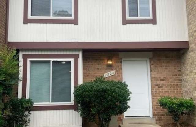 2804 CAMBRIDGE DR