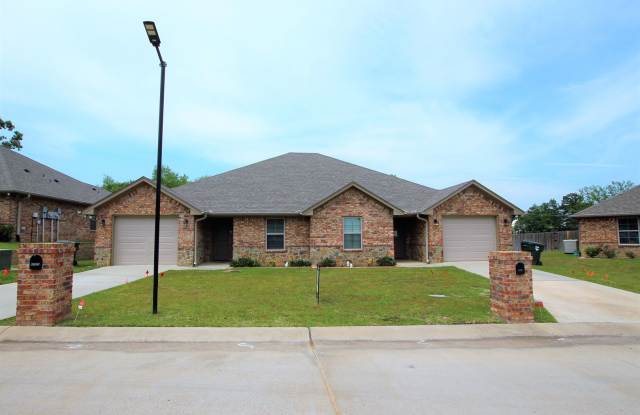 Beautiful 2 Bedroom, 2 Bathroom Townhome in South Tyler – Whitehouse ISD! 1/2 OFF FIRST FULL MONTH!