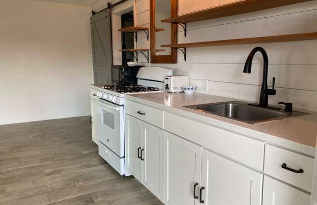 Studio in Oak Trails Estates-Gorgeous Views (Utilities Included)
