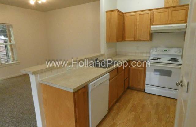 3 Bedroom Duplex Great Located - Near 181st and Burnside Available for You!