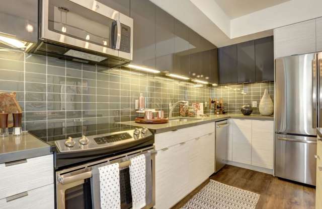 Solaire 7077 Woodmont