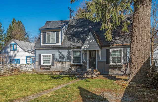 Sanders Beach home 3 bed 2 bath with second living room