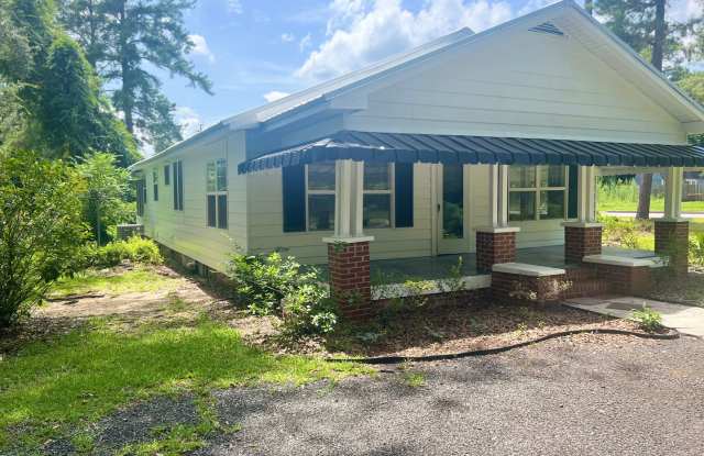 Photo of Charming 3 Bedroom Home with Rustic Farmhouse Feel in the Heart of Hinesville!