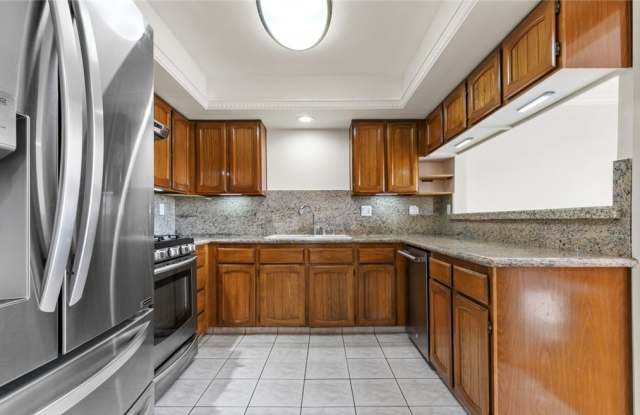 Photo of 635 E Elmwood Ave