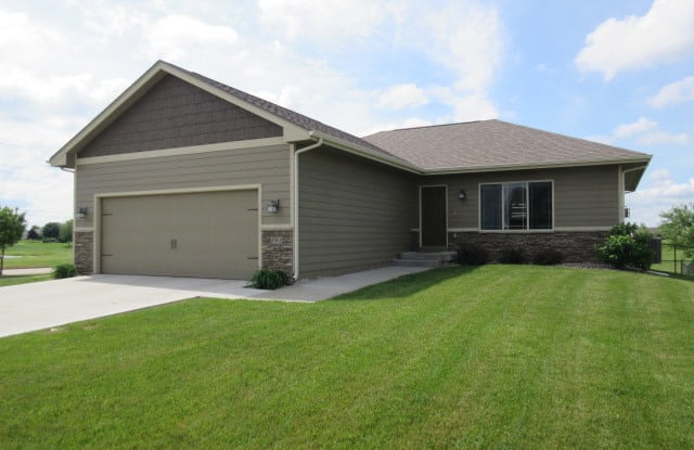 805 Nw Reinhart Dr - 805 Northwest Reinhart Drive, Ankeny, IA 50023