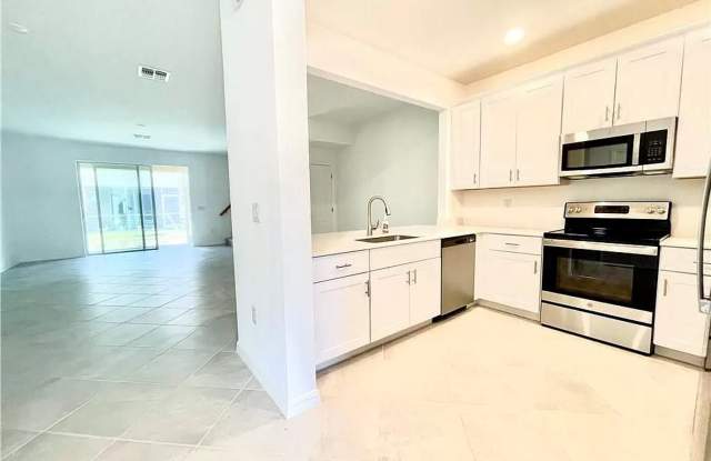** NEW CONSTRUCTION VERY MODERN UNFURNISHED 3/2 TOWNHOME FOR AN ANNUAL READY FOR YOU ** ORANGE BLOSSOM RANCH ***