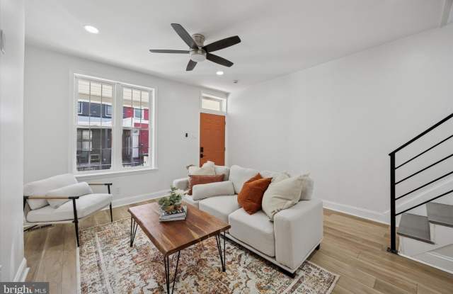 1526 N HOLLYWOOD Street unit: 1