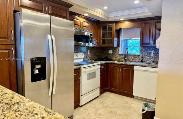 3100 W Rolling Hills Cir