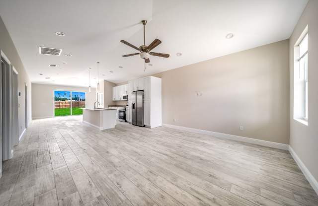 Duplex 3 bed 2 bath centrally located