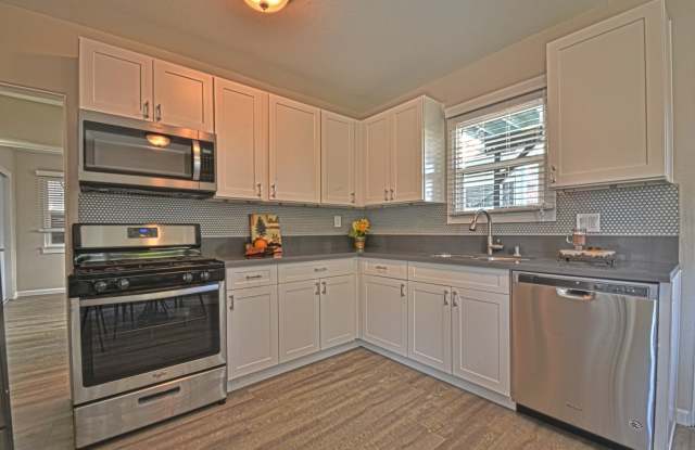 Classic California MODERNIZED- renovated 2 bedroom in great setting (ground floor)