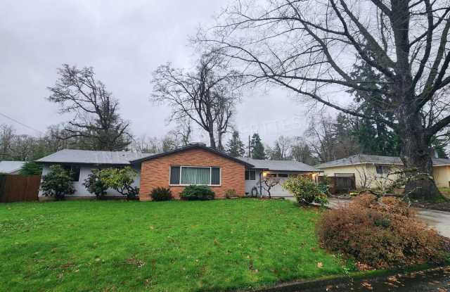 3 bd 2.5ba Ranch Style Home with Fenced Yard, W/D in Unit, Fireplaces  2 Car Garage!