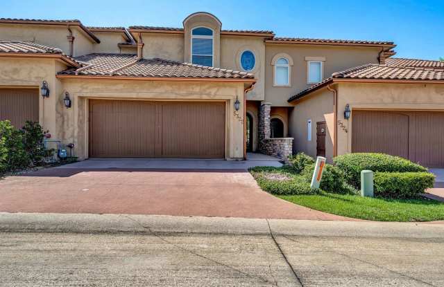 Gorgeous Townhome in The Villas of Hollytree!