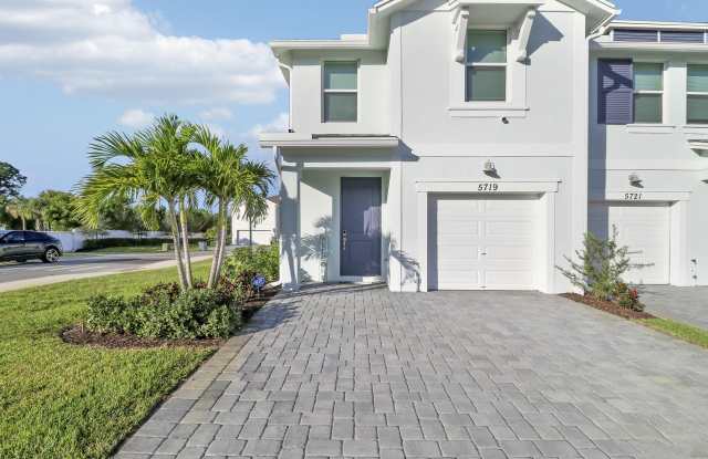 5719 SE Edgewater Circle