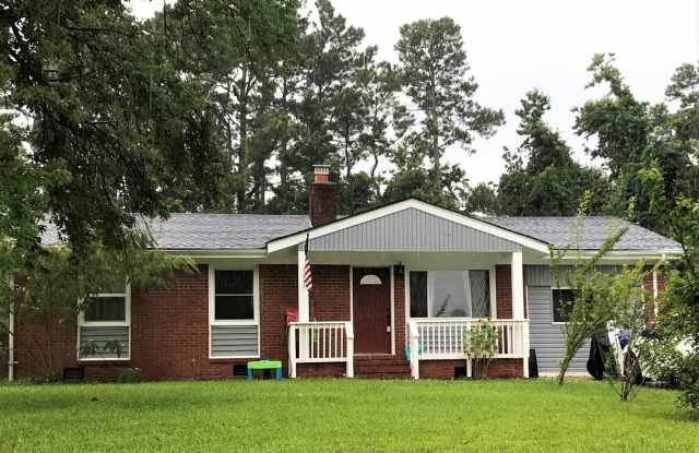 Photo of Charming 3 bedroom 2 bathroom home w/ a Bonus for rent!