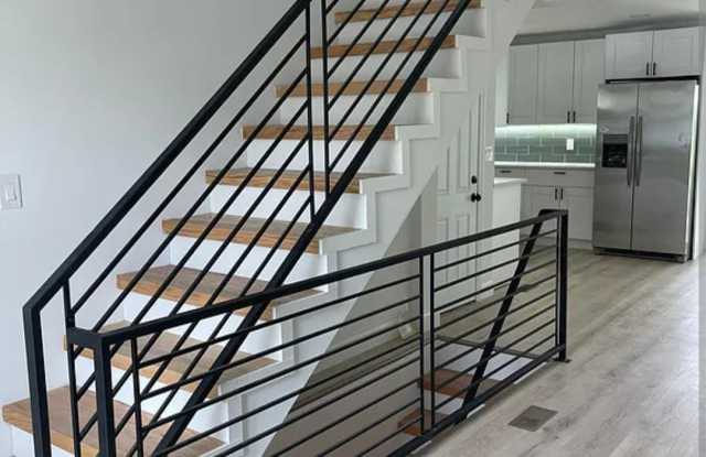 211 NEW ST E