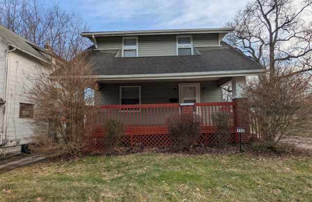 Charming 3-bedroom, 1-bathroom home located in the vibrant city of Akron