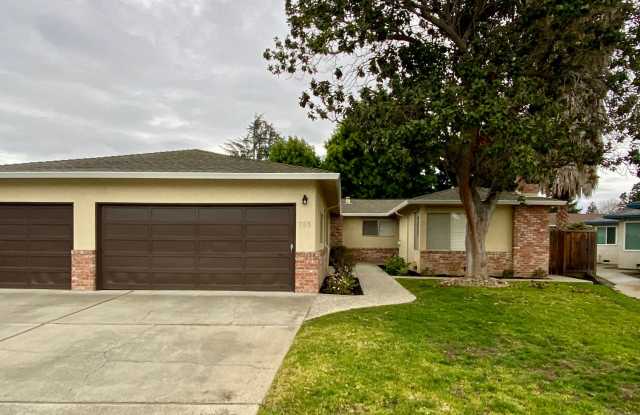 Spacious 2 Bedroom 1.5 Bath Duplex in Convenient Mountain View Location
