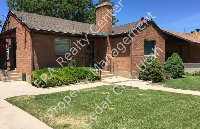 4 bed - 2 bath Charming single family home walking distance to everything!