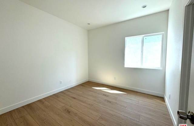 1220 W 25th St unit: 1/2