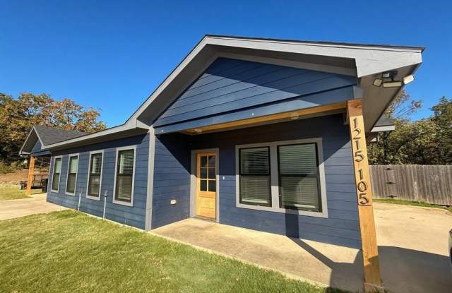 Photo of 1215 Oak Drive