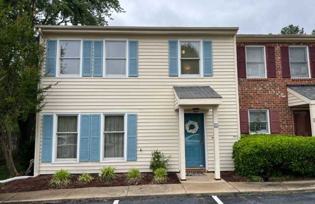 Photo of Adorable 3 Bedroom Townhouse w/ 1st Floor Bedroom