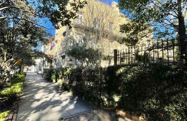 Charming 1 Bedroom, 1 Bathroom Courtyard Apartment in Downtown Savannah