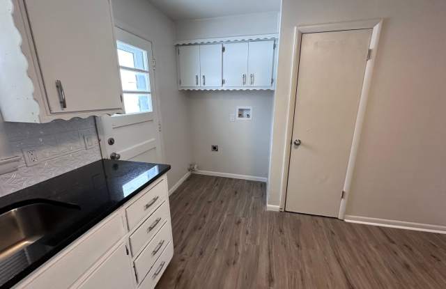 $795 - 2 bedroom / 1 bathroom - Newly remodeled Duplex