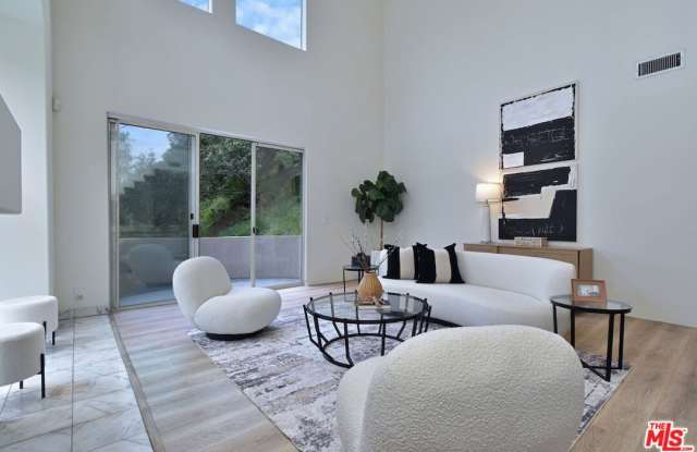 Photo of 1701 N Beverly Drive