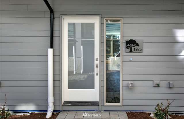 First Hill Modern 2-Bedroom Condo with Rooftop Views – Seattle