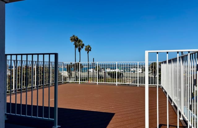 Large 2 bed 1 bath with private outdoor patio- Bankers Hill