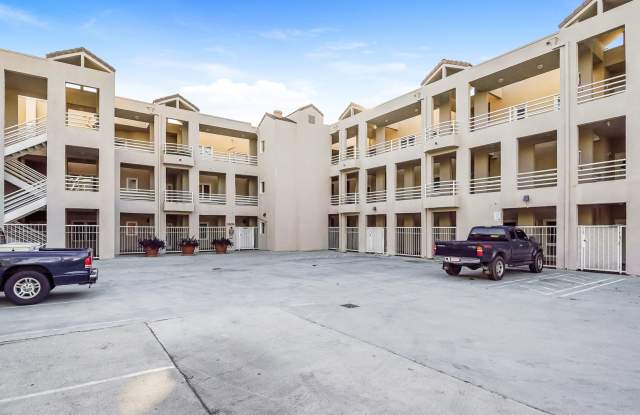 PENTHOUSE-STYLE UNIT IN SIGNAL HILL w/180 degree Views 3Br/2Ba $3750mo