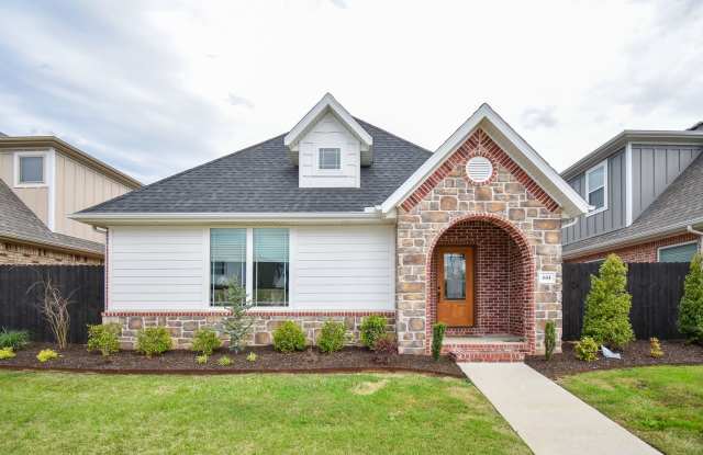 Luxurious 4 Bedroom, 3.5 Bathroom Home In Fayetteville, AR