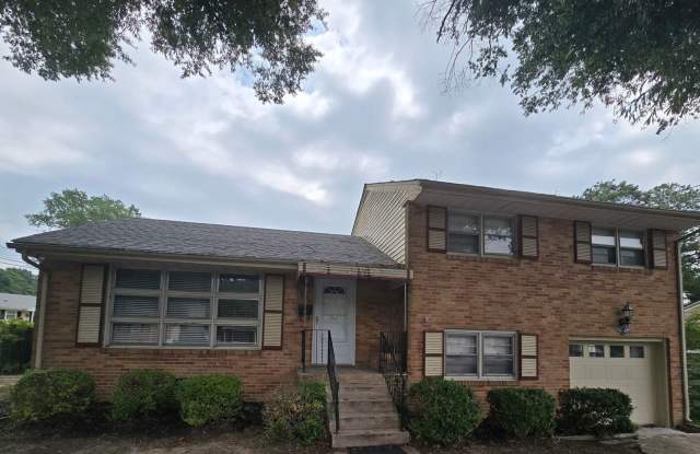 NEWLY REMODELED HOUSE IN COLONIAL HEIGHTS