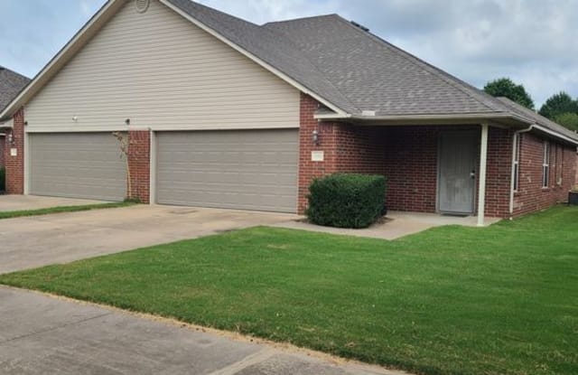 1602 Willowbrook Dr - 1602 North Willowbrook Drive, Fayetteville, AR 72703