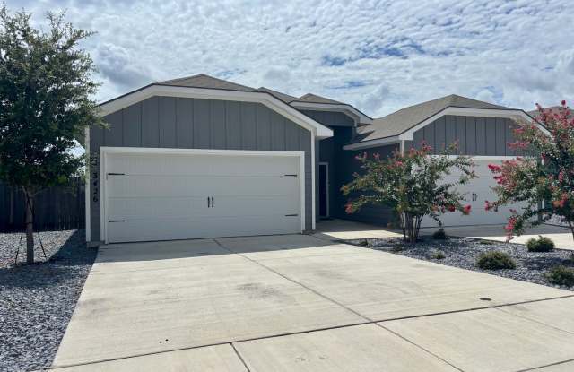 Luxury Duplex 3/2 in Seguin