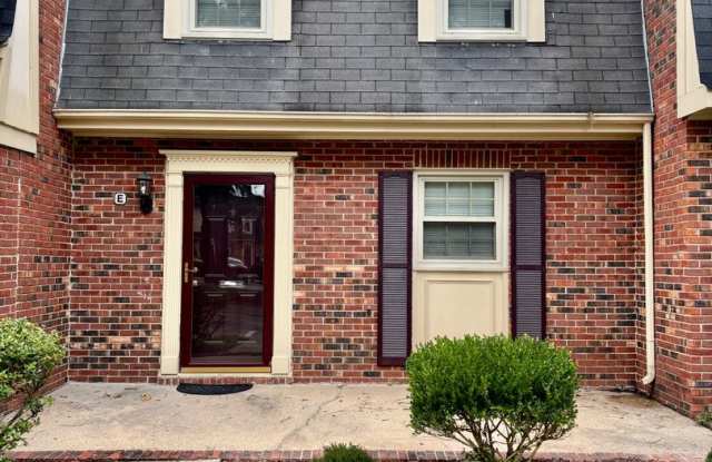 3 bedroom / 1.5 bathroom - Courthouse Green