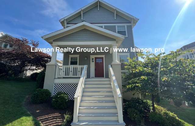Upscale Three Bedroom in Colonial Green with Garage