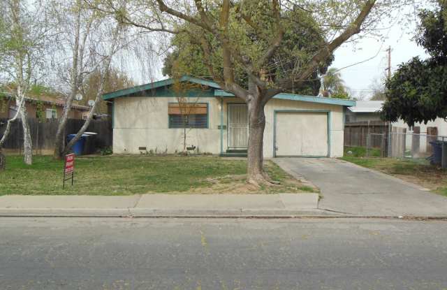 Charming 3 Bed / 1 Bath House - 1351 West 9th Street, Merced, CA 95341