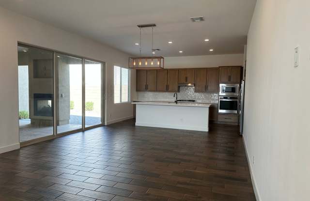 Surprise: Sterling Grove gate community 2 bed, 2 bath single story bungalow