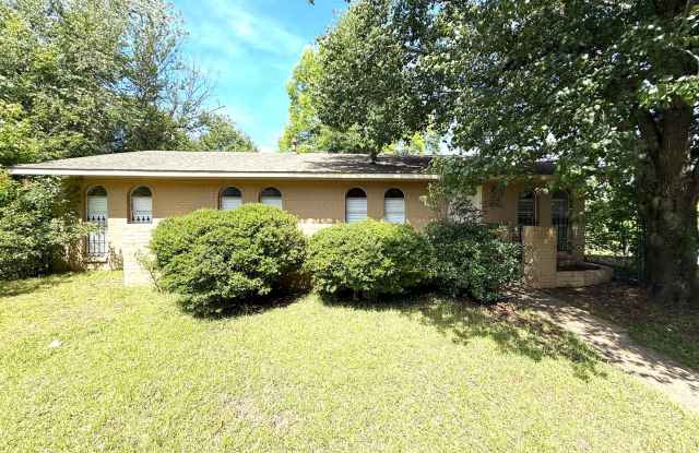 ** 4 Bed 1.5 Bath located by lagoon park ** Call 334-366-9198 for a self tour