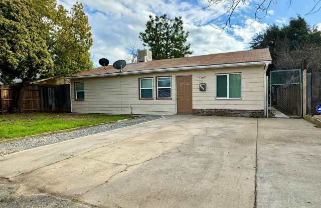 Newly remodeled 3 bed 1 bath home with remodeled 1 bed 1bath ADU in back- both units available for rent - 1143 West Santa Fe Avenue, Merced, CA 95340