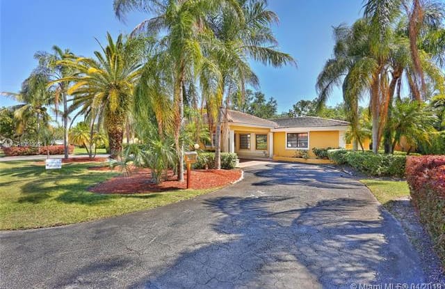 9215 SW 71st Ave - 9215 Southwest 71st Avenue, Pinecrest, FL 33156