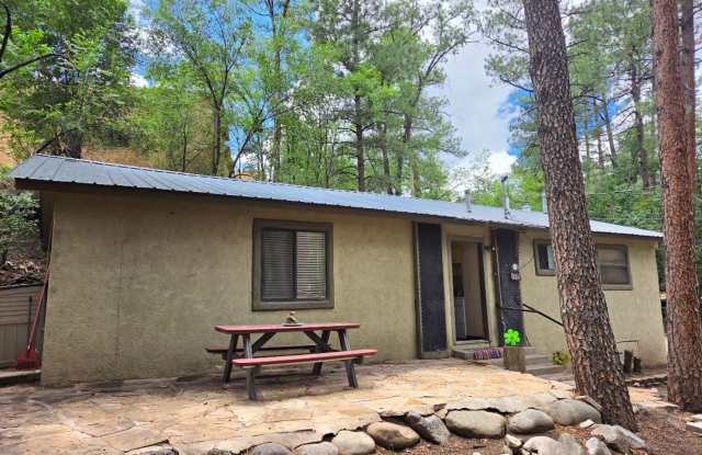 Cute Three Bedroom, 1 Bath home near Midtown