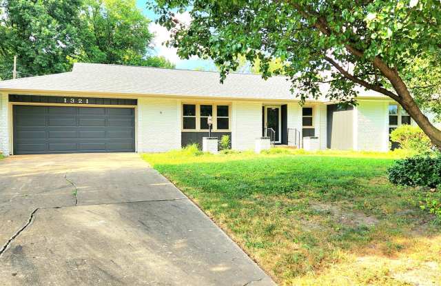 Medical Mile KICKAPOO 4/2/2 | TWO Living Rooms | SUNROOM | Fenced Yard | PETS Welcome!!
