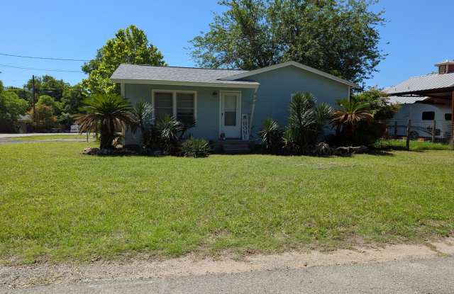 2/1 House With a Detached Garage / Garage Has Pool Table & Bathroom / Large Corner Lot / NBISD